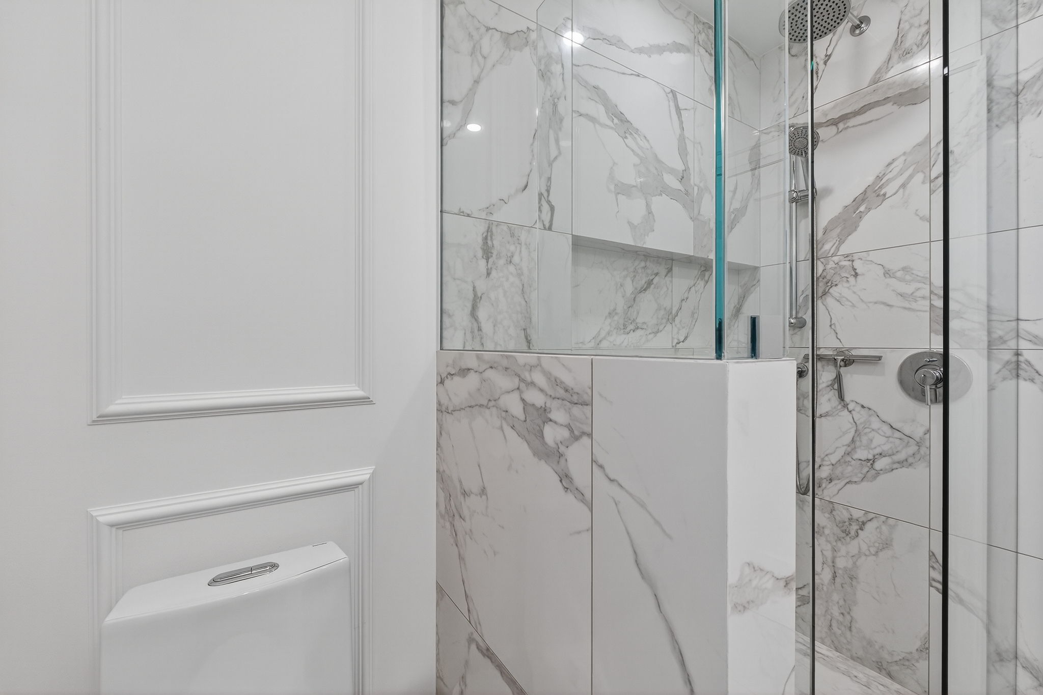 Recessed niche and zero-threshold shower entry